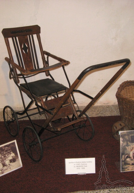 09 sportovni dreveny skladaci kocarek 1910 az 1930.jpg
